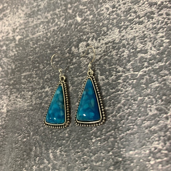 Triangular dangling earrings - Picture 2 of 5